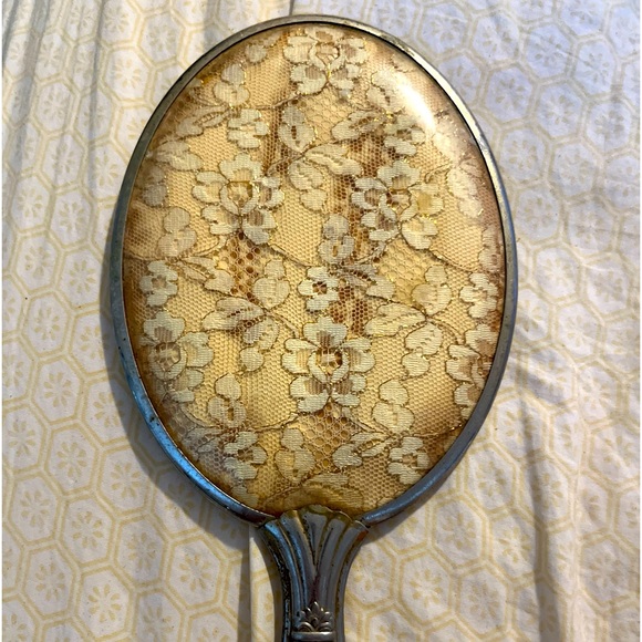 Vintage handheld mirror with beveled glass with a lace print - Picture 1 of 5